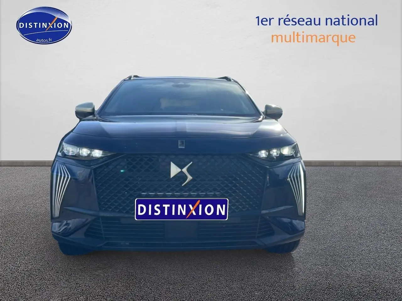 Vue frontale d'un DS7 bleu 2026 avec calandre distinctive et feux LED verticaux marquants.