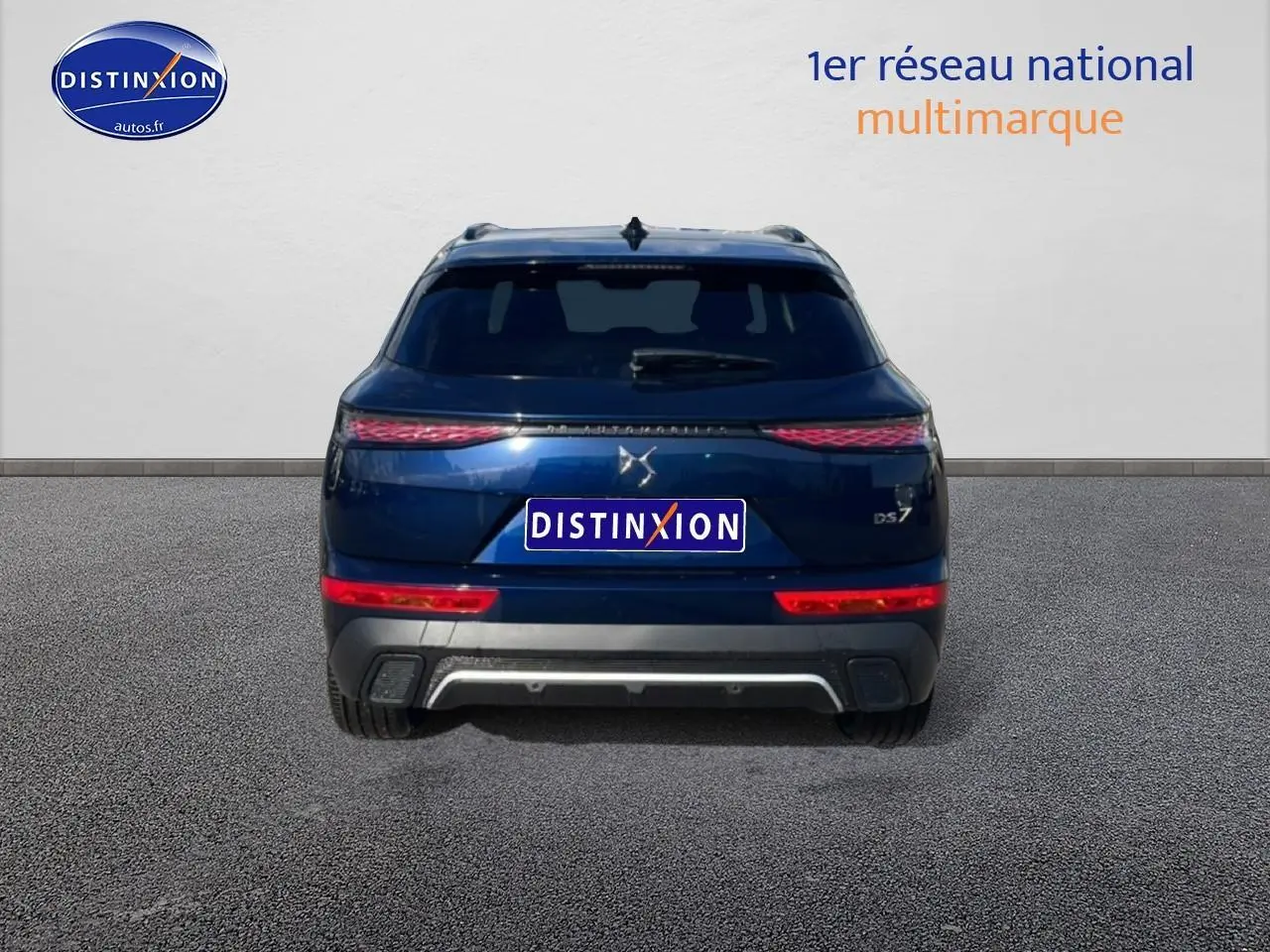 Vue arrière d’un DS7 bleu 2026 avec feux LED et double sortie d’échappement intégrée au pare-chocs.
