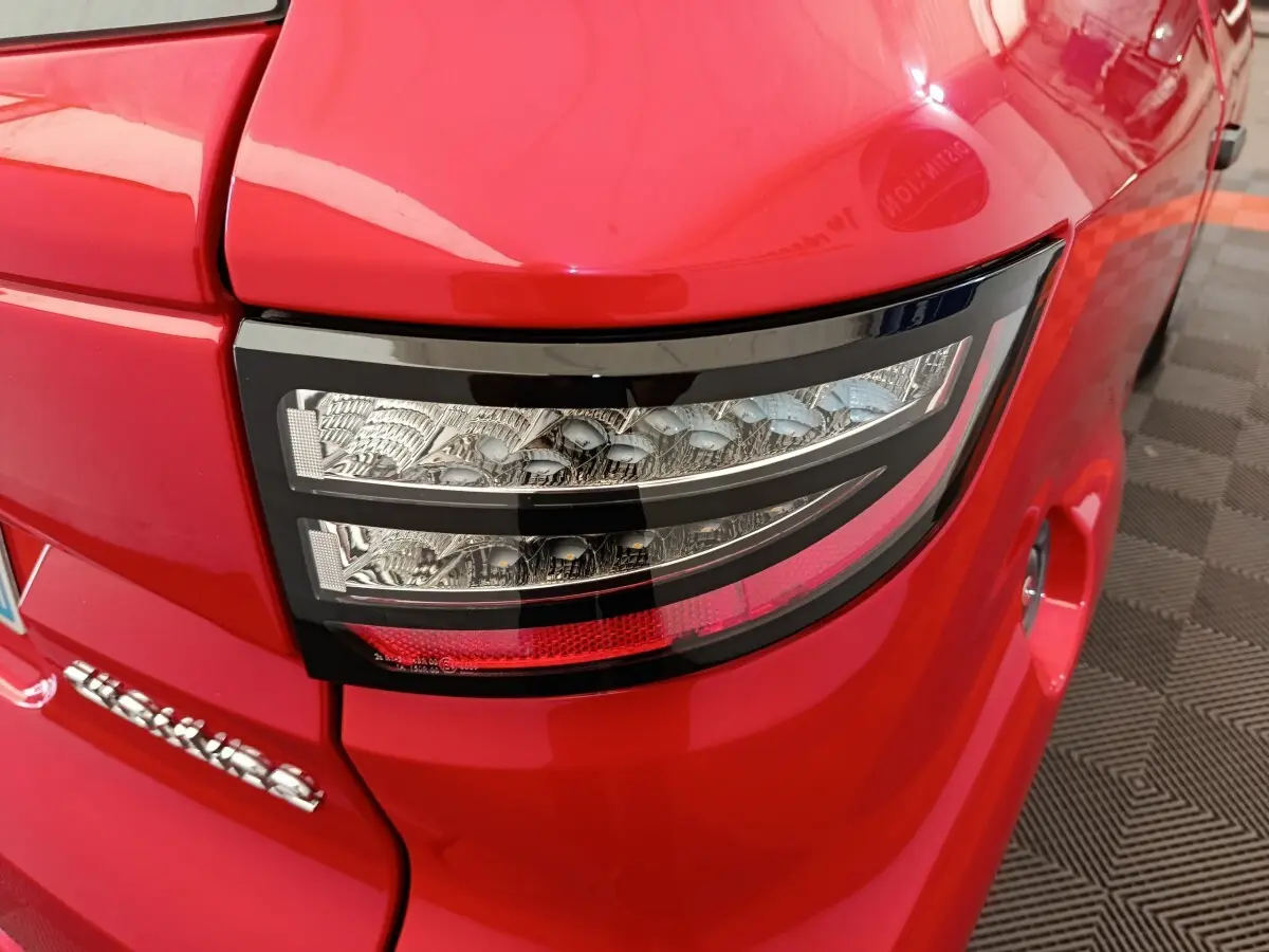 Gros plan sur le feu arrière droit rouge d'une Aixam Ambition 0.5 City Crossline Pack 2024 avec détails LED.