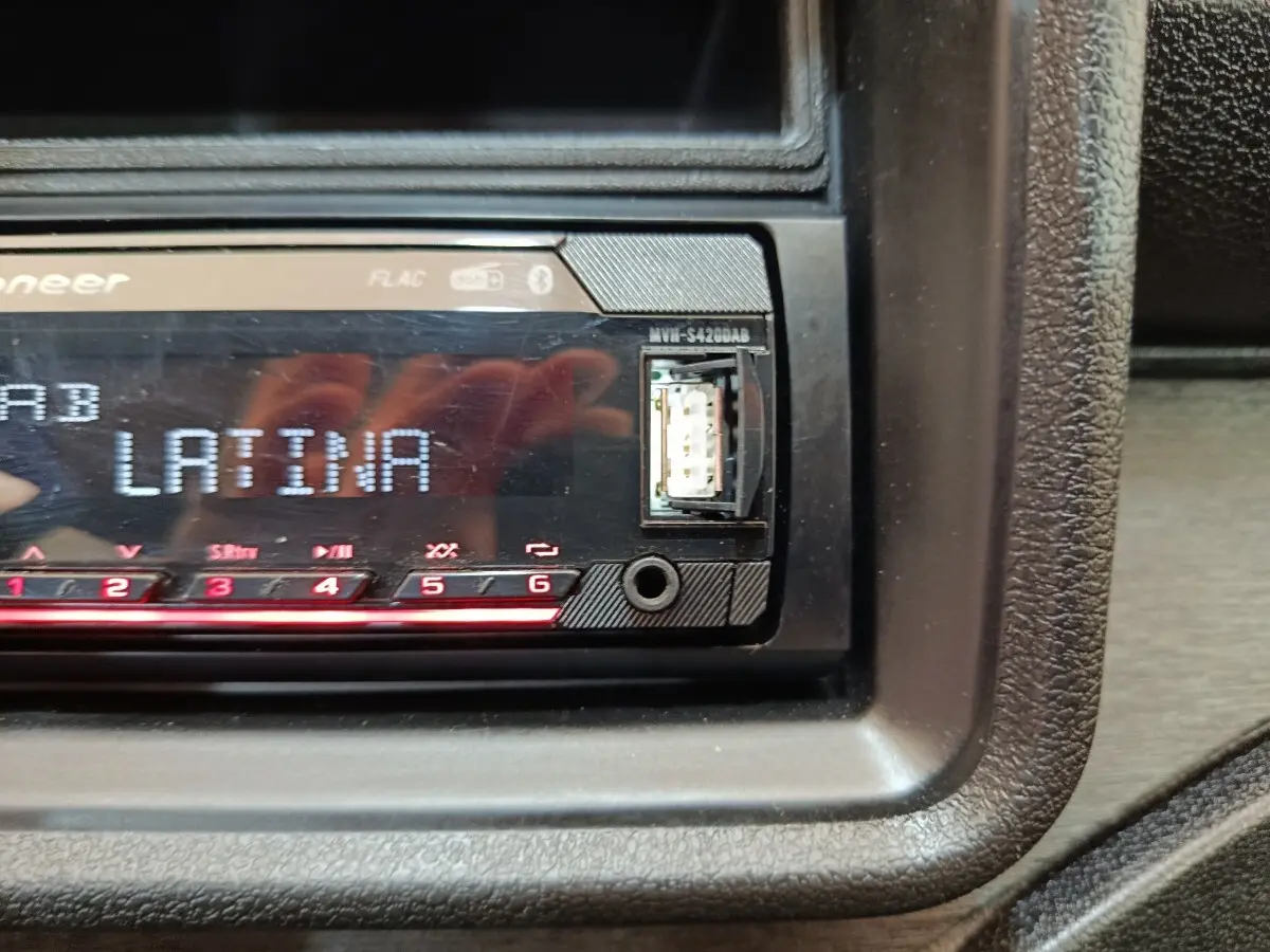 Gros plan sur l'autoradio Pioneer noir dans l'habitacle de l'AIXAM AMBITION 2024, sans vue extérieure du véhicule.