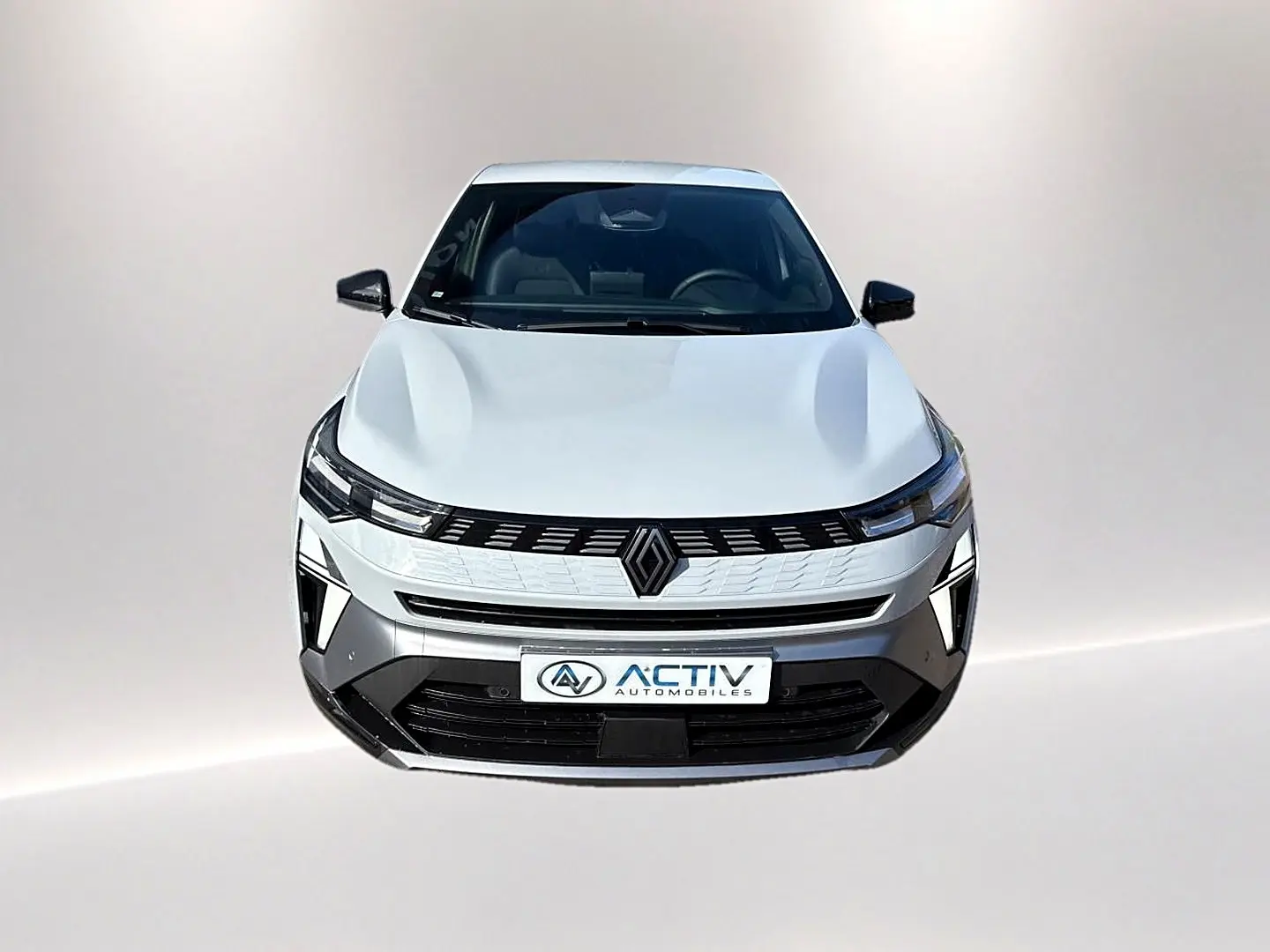 Vue avant d'une Renault Symbioz gris rafale avec calandre noire et phares LED fins, sur fond clair neutre.