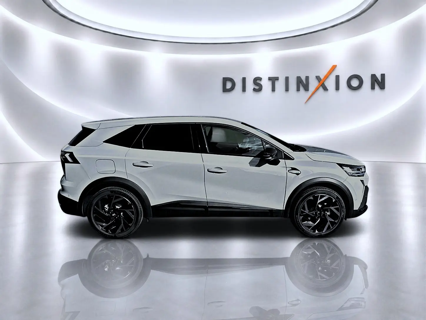 Profil droit du Renault Symbioz gris rafale avec jantes noires, présenté sur fond blanc lumineux avec logo Distinxion.