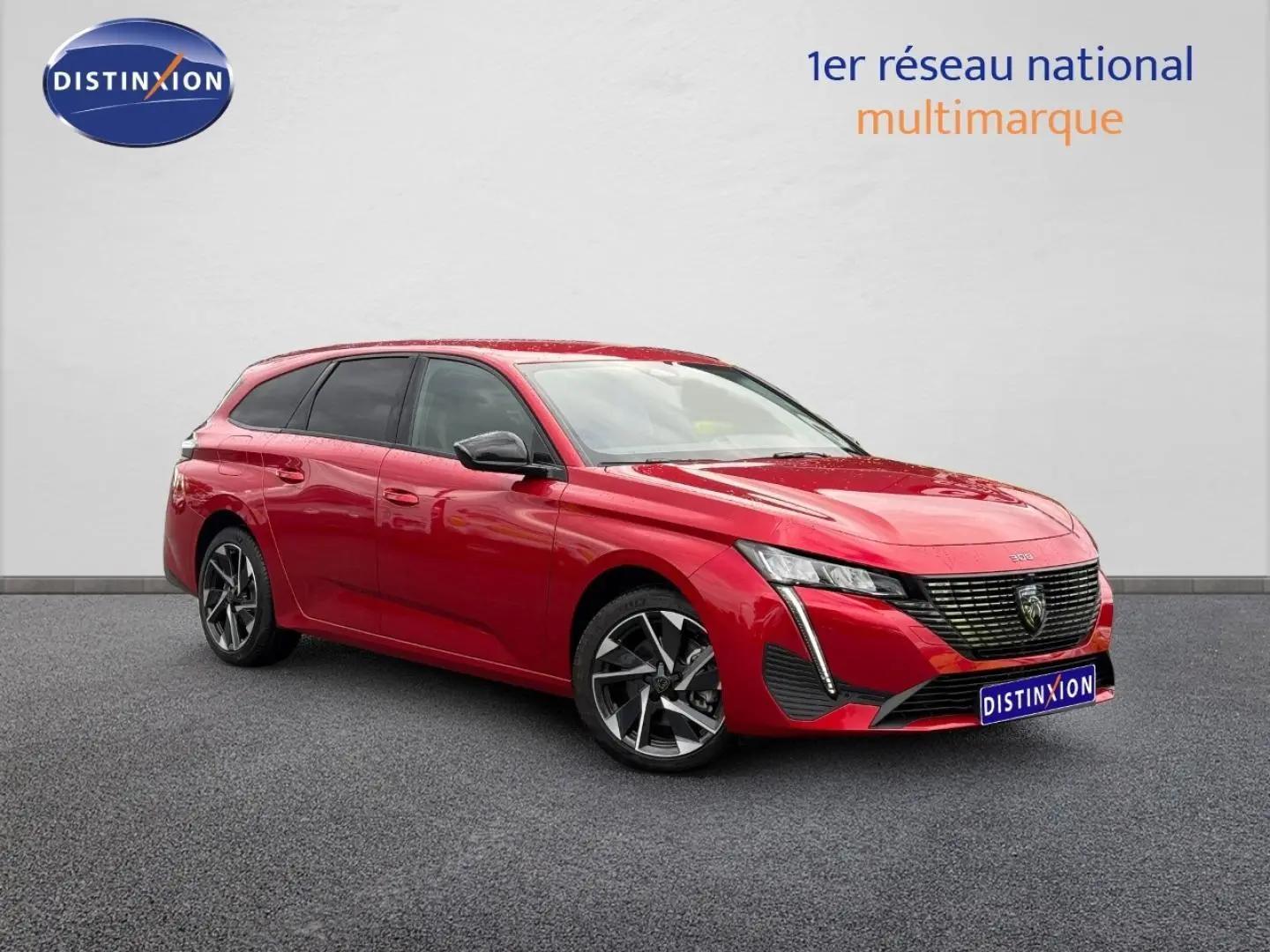 Peugeot 308 SW rouge Elixir vue 3/4 avant, avec jantes alliage et vitres arrière surteintées.