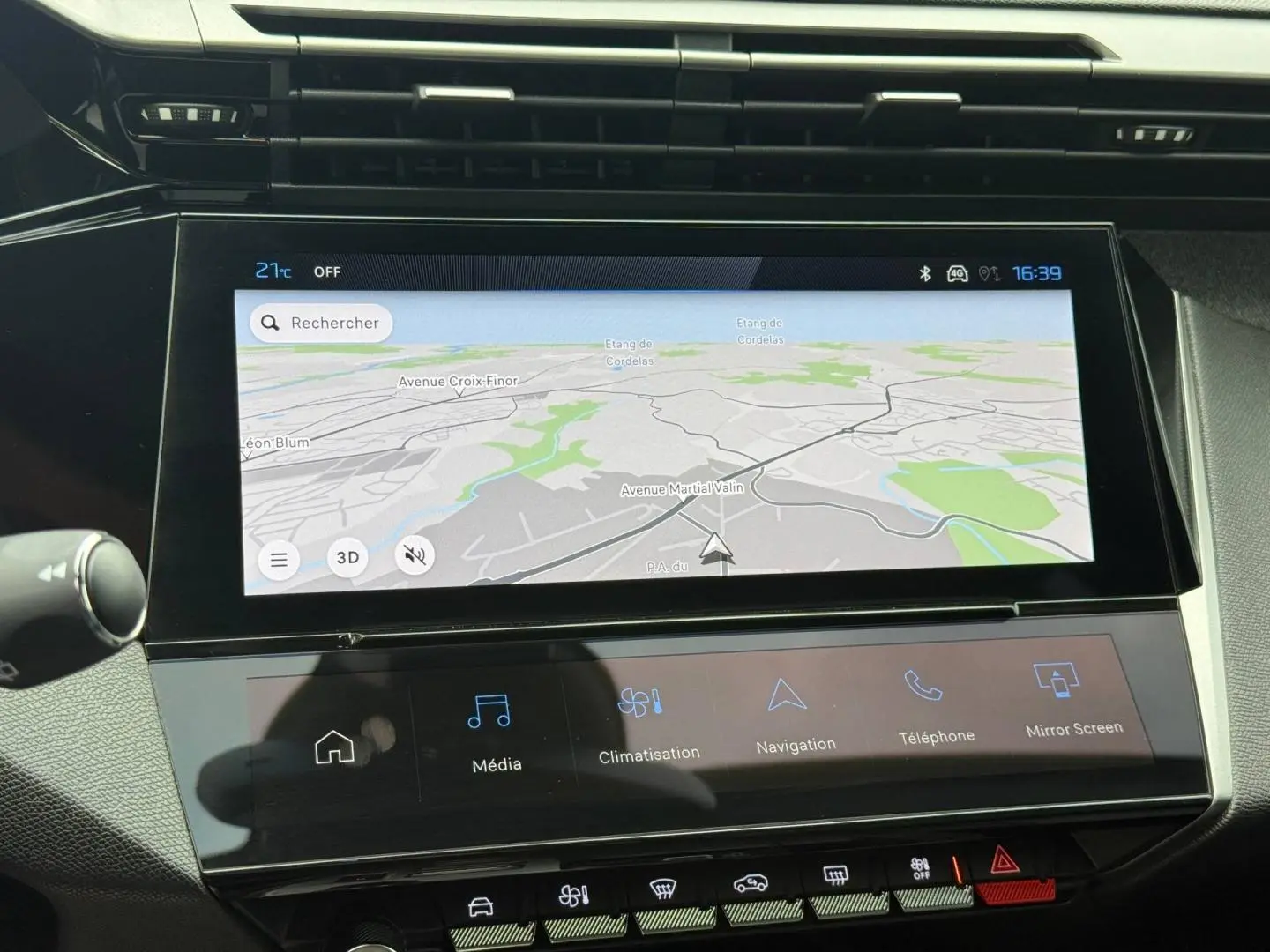 Écran tactile central de navigation et commandes multimédia dans l’habitacle du Peugeot 308 SW rouge Elixir.