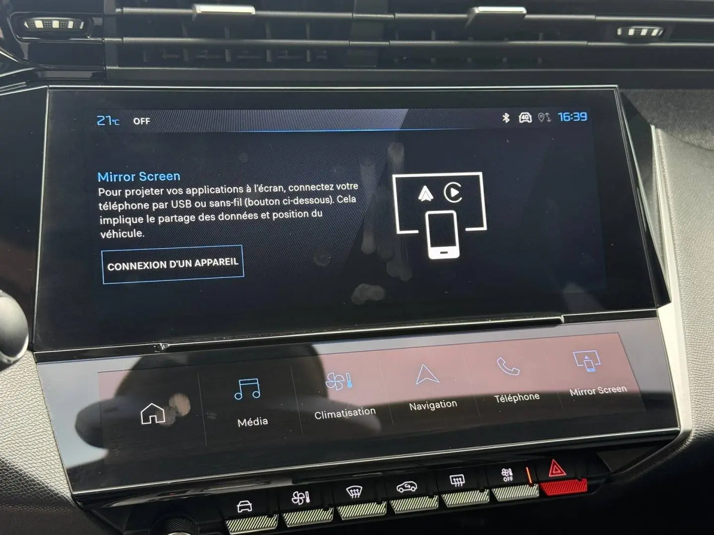 Écran tactile central du tableau de bord du Peugeot 308 SW, affichant l'interface Mirror Screen.