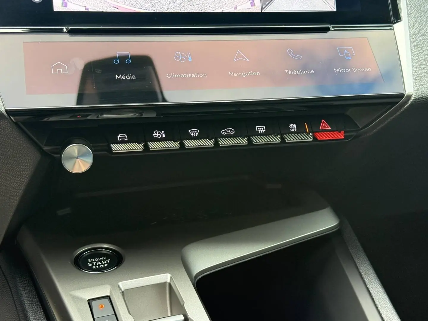 Gros plan sur la console centrale de la Peugeot 308 SW rouge, avec écran tactile et boutons de commande.
