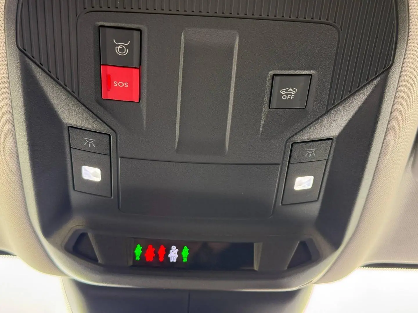 Plafonnier intérieur avec boutons SOS rouge et désactivation assistance, éclairage LED, sur Peugeot 308 SW rouge Elixir.