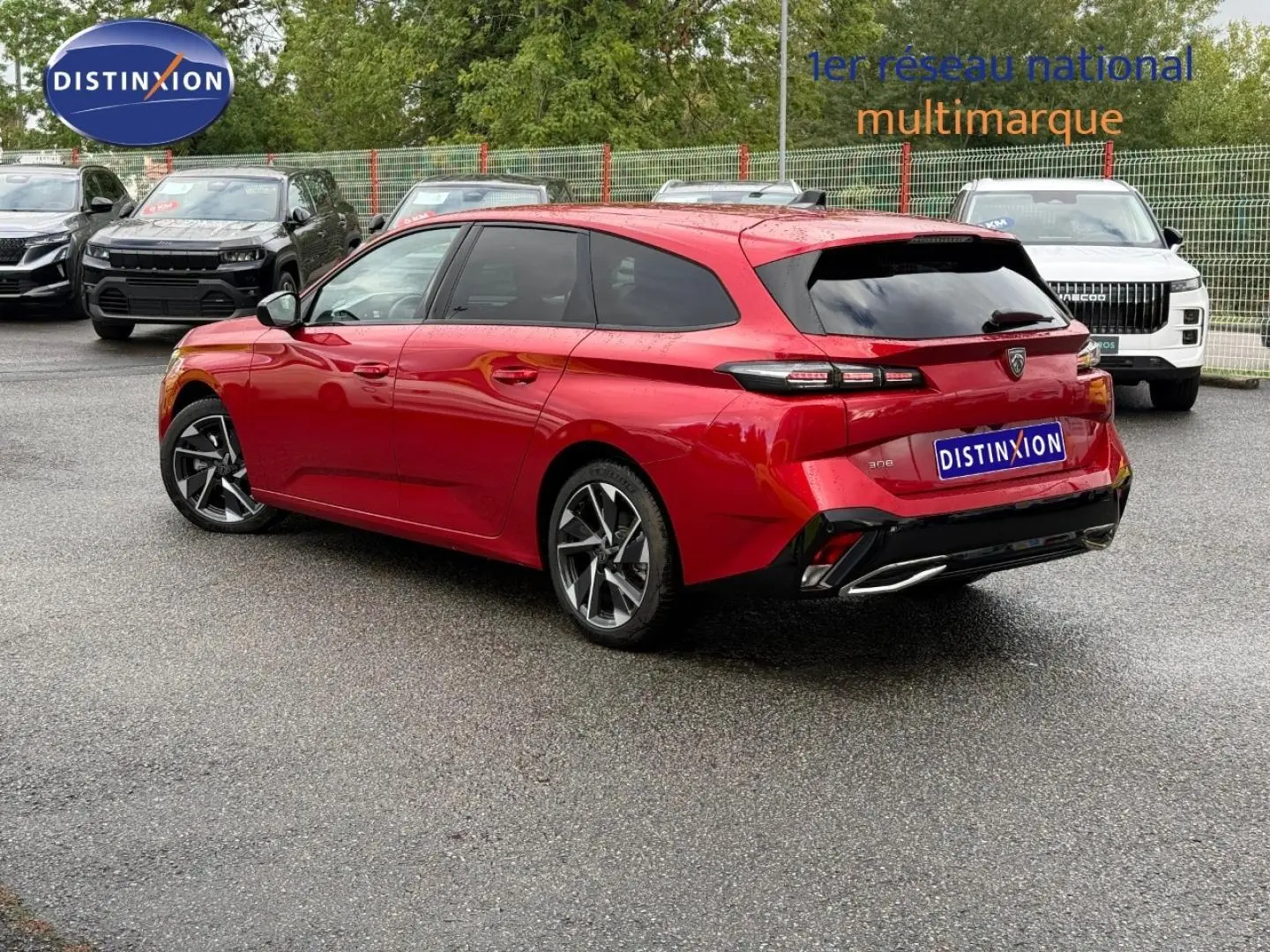 Peugeot 308 SW rouge Elixir vue 3/4 arrière droit, avec jantes alliage et vitres arrière surteintées.
