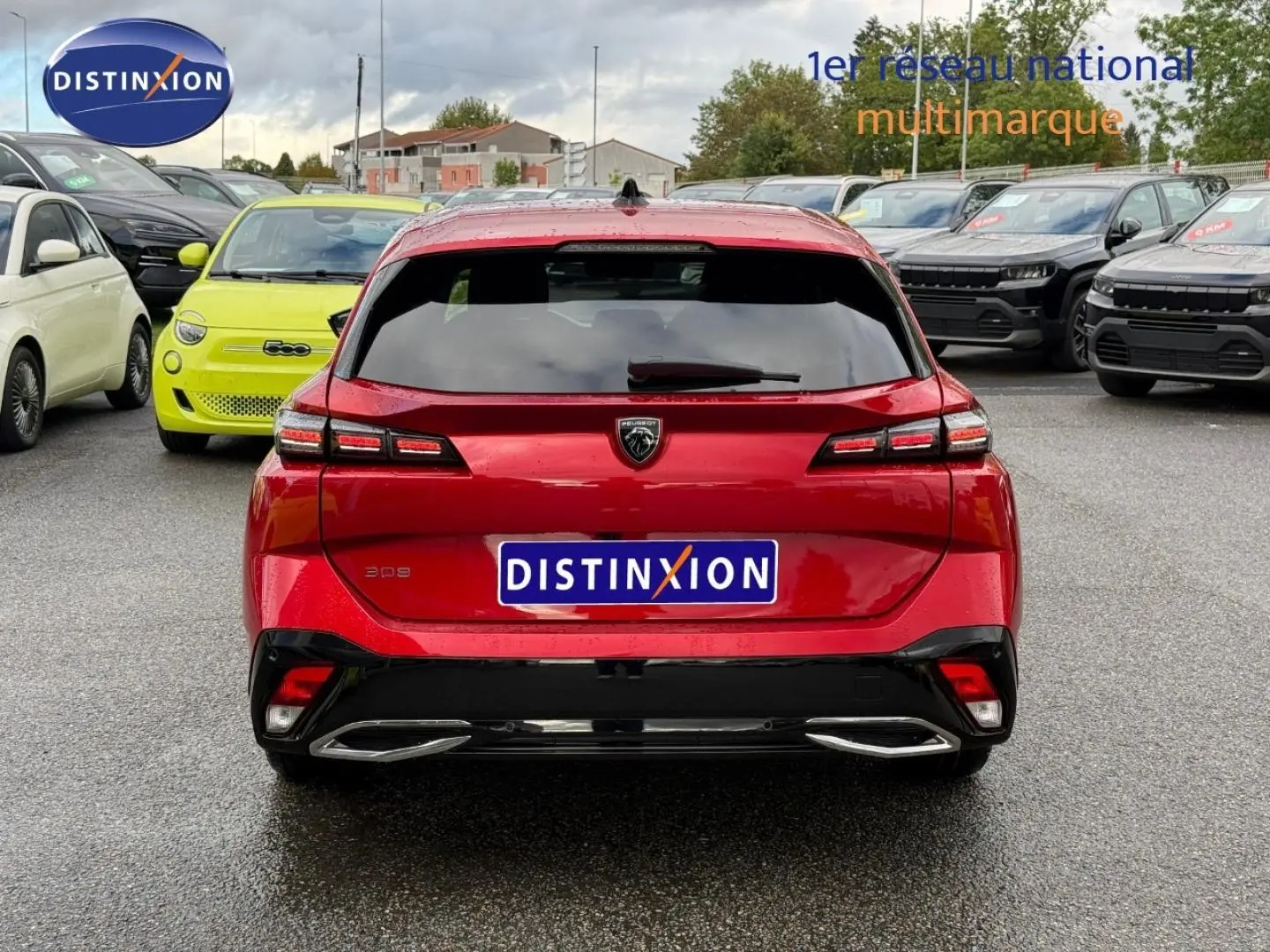Vue arrière d'une Peugeot 308 SW rouge Elixir avec feux LED et double sortie d'échappement chromée.