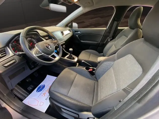 Intérieur gris noir du Renault Captur TCE 90 Équilibre 2023 vu côté conducteur, avec tableau de bord et boîte manuelle visibles.