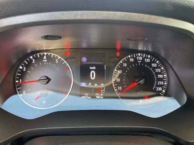 Tableau de bord du Renault Captur TCE 90 Équilibre 2023, affichage digital au centre avec compte-tours et compteur de vitesse.