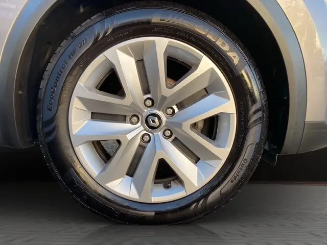 Gros plan sur la jante alliage argentée du Renault Captur gris Cassiopée 2023, mettant en valeur le logo central Renault.