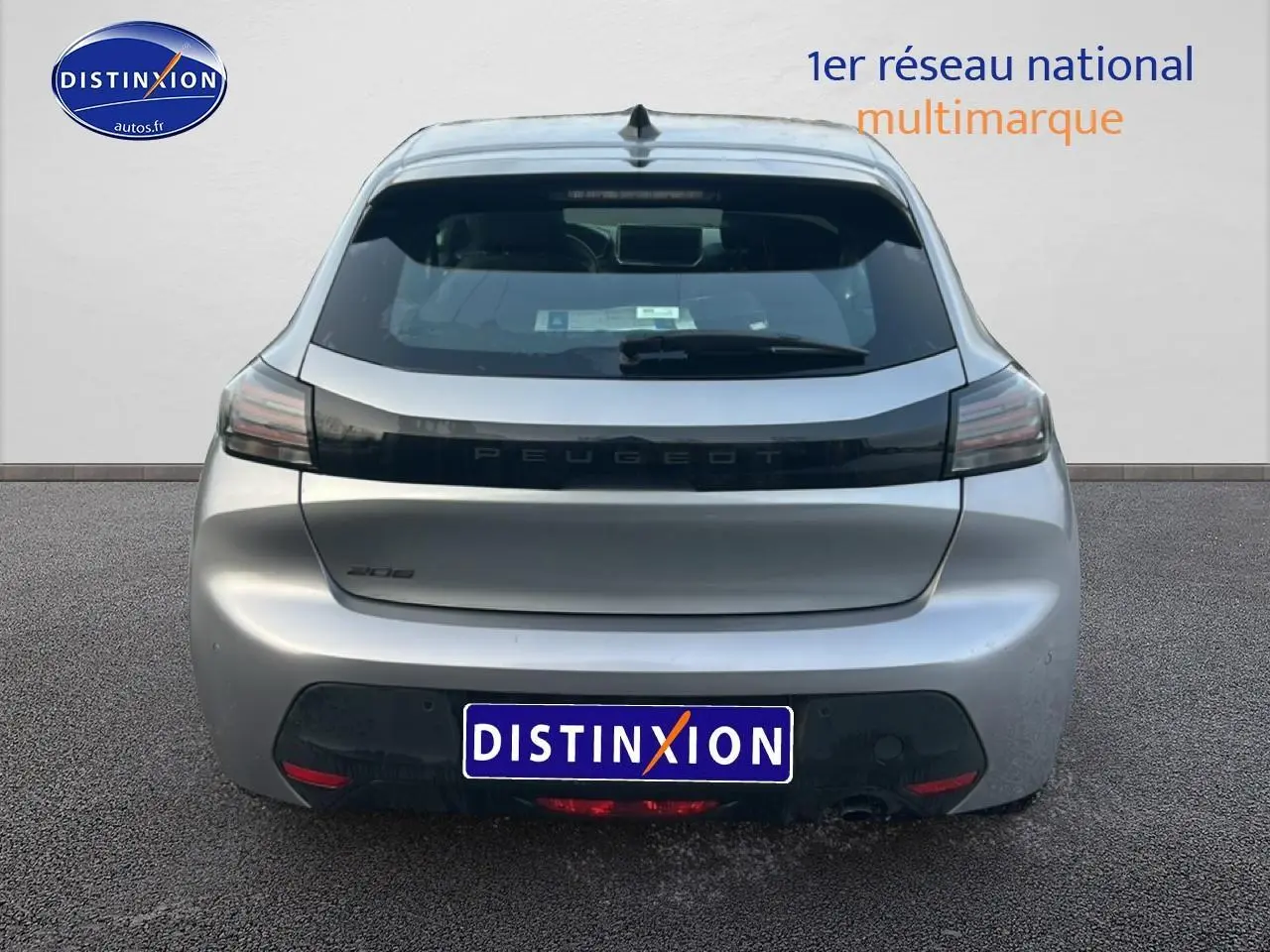 Vue arrière d'une Peugeot 208 gris artense 2025 avec feux arrière sombres et logo Peugeot central.