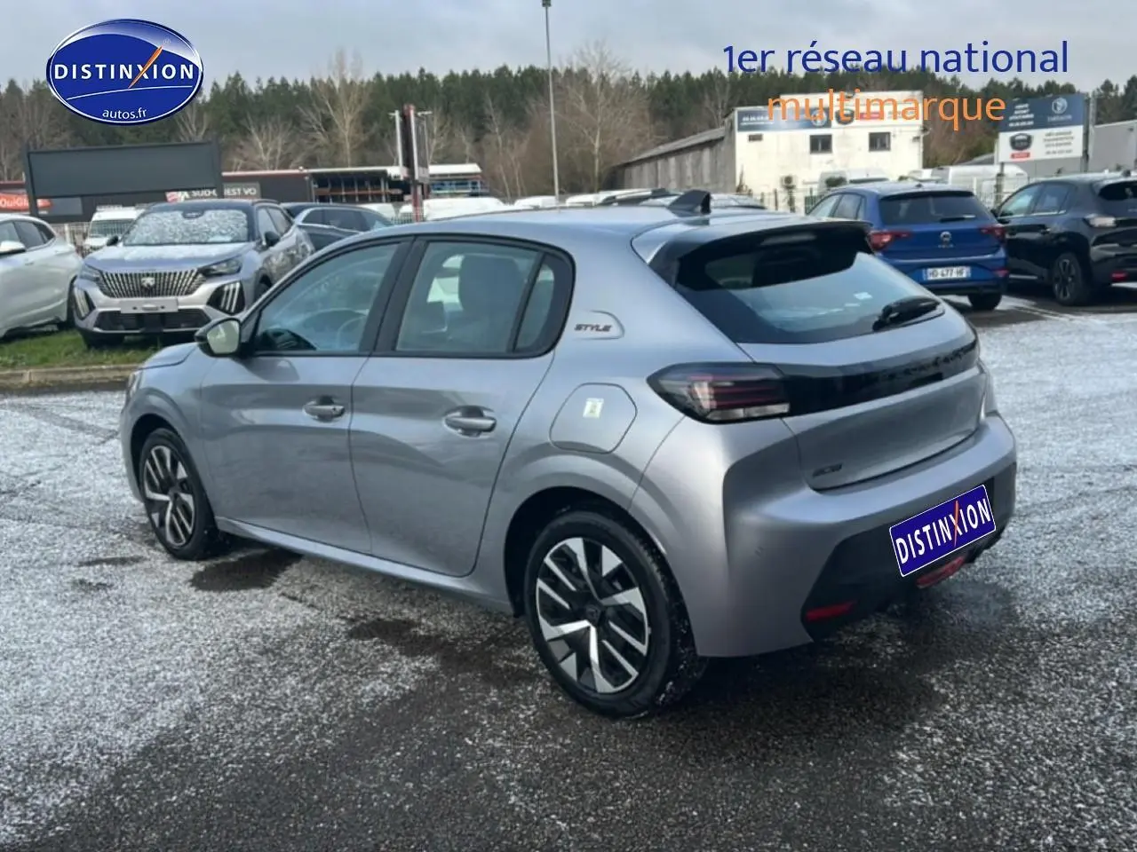 Peugeot 208 gris artense vue 3/4 arrière droit, avec jantes stylisées et badge Style sur la custode.