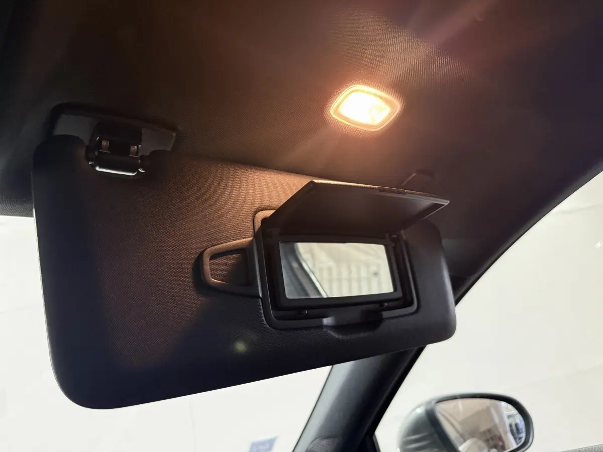 Détail de pare-soleil intérieur avec miroir éclairé sur Mercedes Classe A 200 AMG Line gris foncé, vue côté conducteur.