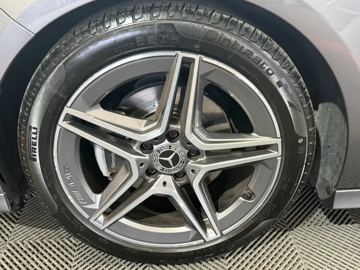 Gros plan sur la jante AMG gris foncé d’une Mercedes Classe A 200 AMG Line avec pneu Pirelli Cinturato P7.