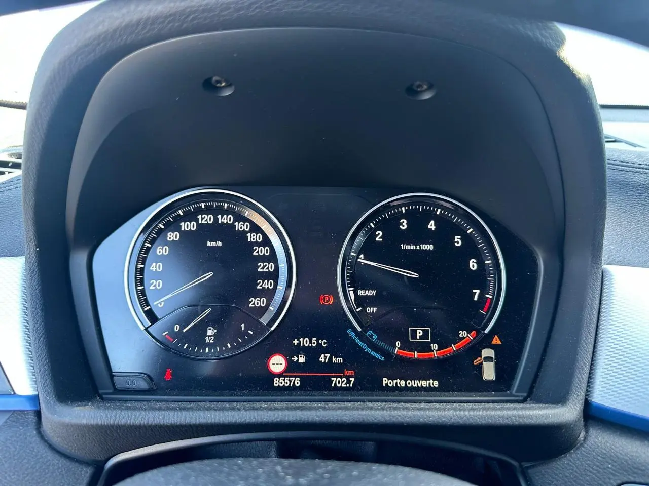 Vue rapprochée du tableau de bord noir de la BMW X2 2020, affichant compteur et compte-tours avec indications digitales.