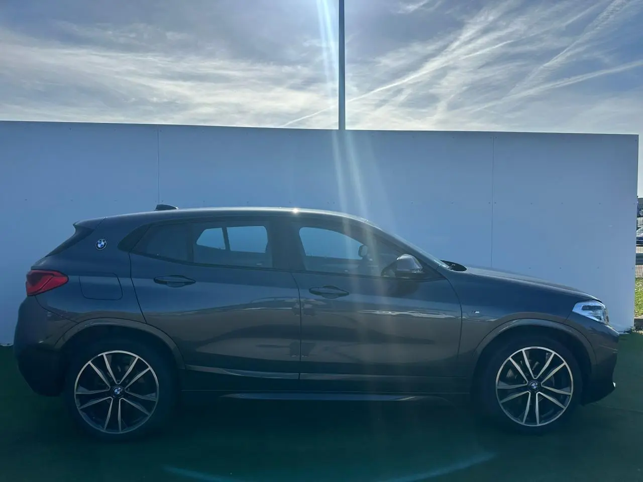 BMW X2 F39 sDrive 18i M Sport gris foncé vue de profil côté gauche avec jantes alliage 19 pouces M.