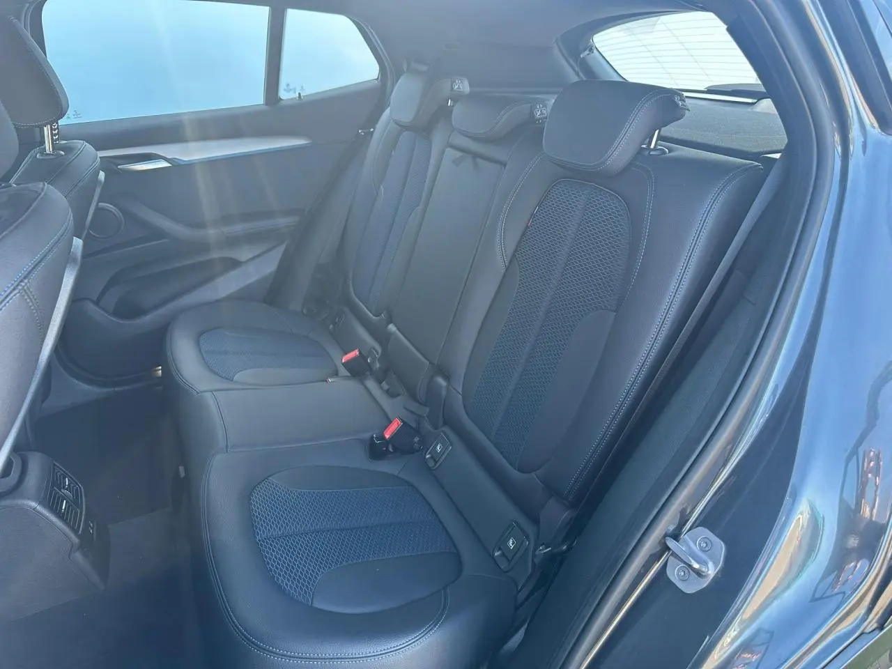 Vue côté droit des sièges arrière en tissu et similicuir bleu et noir d'un BMW X2 gris foncé 2020.