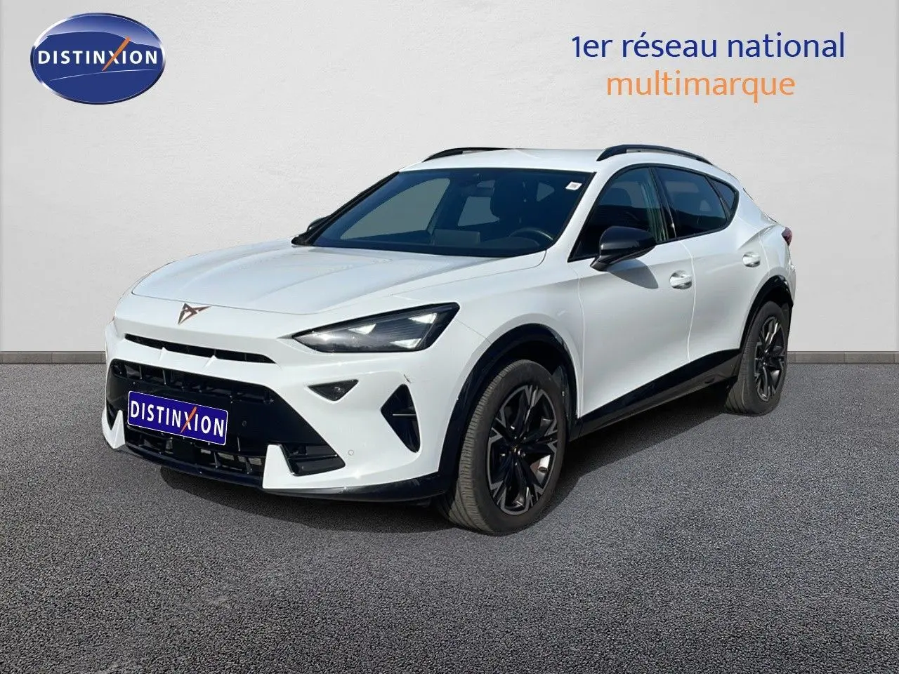 Vue 3/4 avant d'un CUPRA Formentor blanc neige métal avec jantes noires et toit ouvrant, sur fond neutre.
