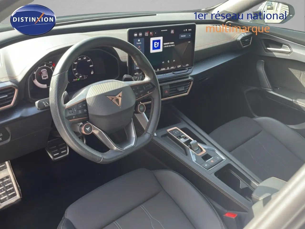 Vue intérieure côté conducteur de la CUPRA Formentor 2.0 TDI 150CH DSG 2025 avec volant cuir noir et écran tactile central.