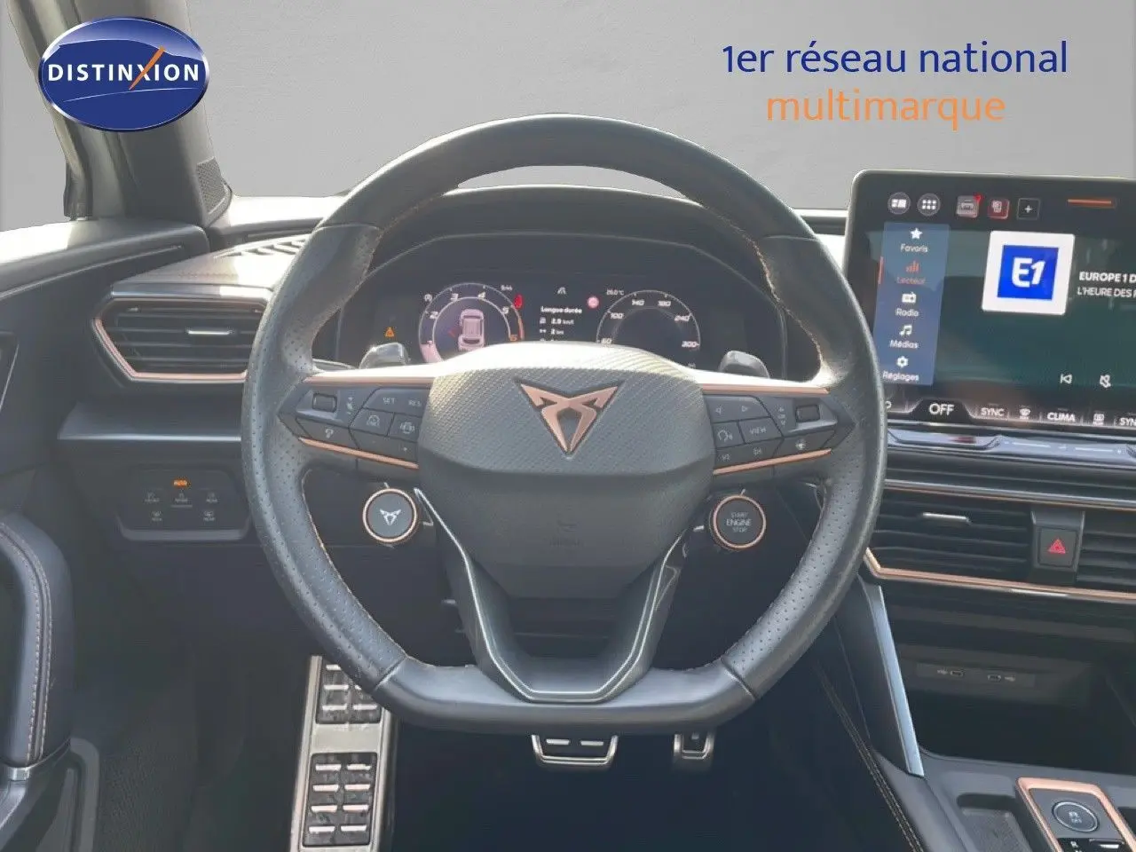 Vue intérieure centrée sur le volant cuir noir et le tableau de bord numérique de la CUPRA Formentor 2025.