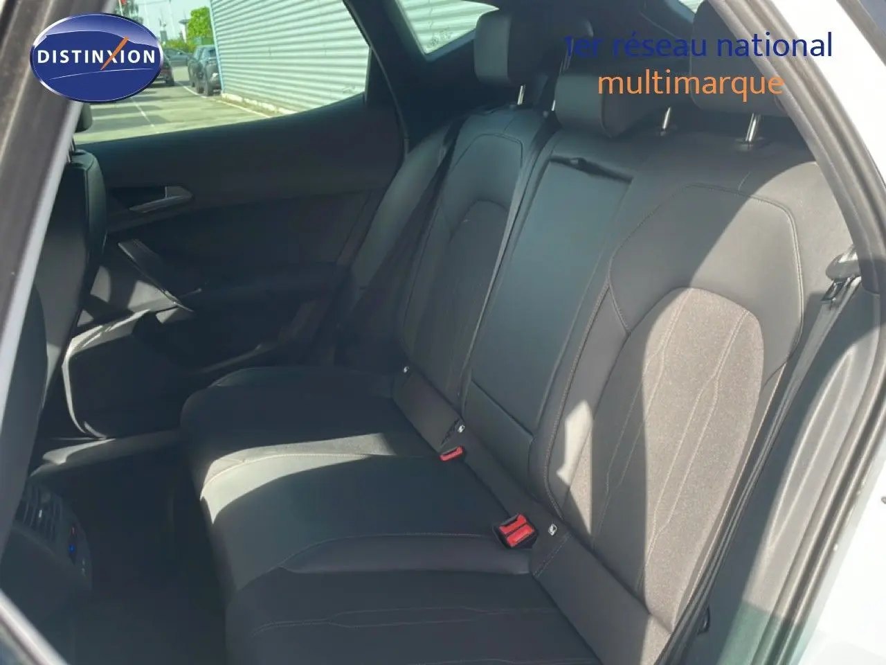 Vue intérieure côté droit montrant la banquette arrière en tissu et cuir noir du CUPRA Formentor blanc neige 2025.