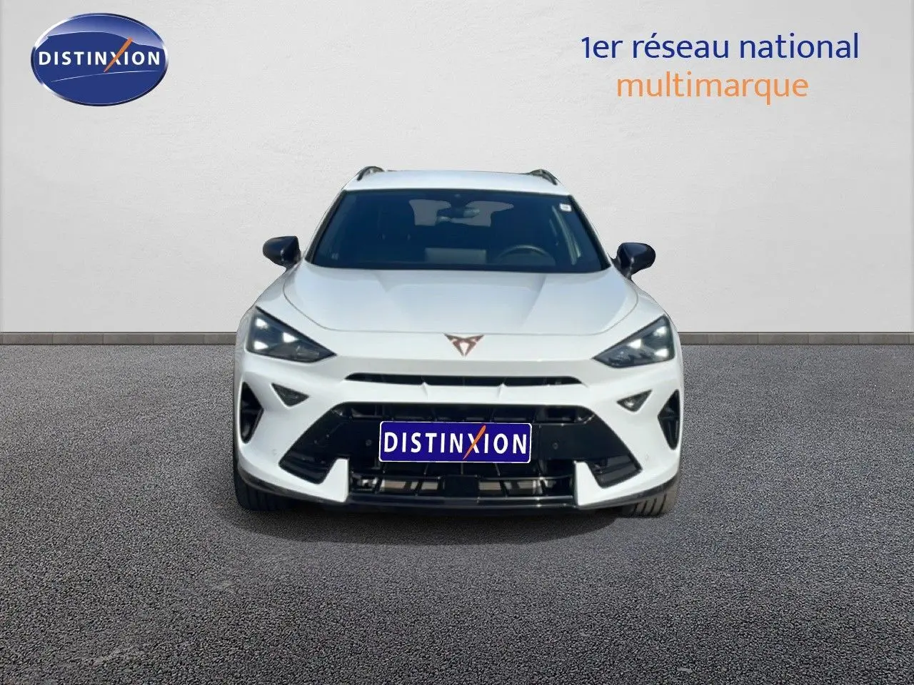 Vue de face d'une CUPRA Formentor 2.0 TDI blanche Neige Metal avec calandre et phares LED distinctifs.