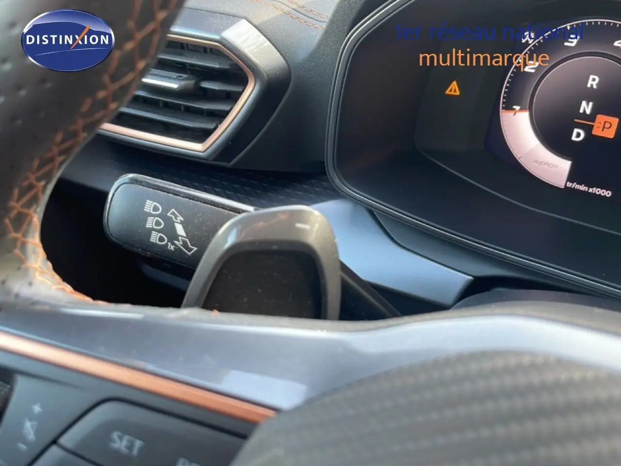 Gros plan sur le commodo des feux et partie du tableau de bord noir du CUPRA Formentor 2.0 TDI 150CH DSG 2025.