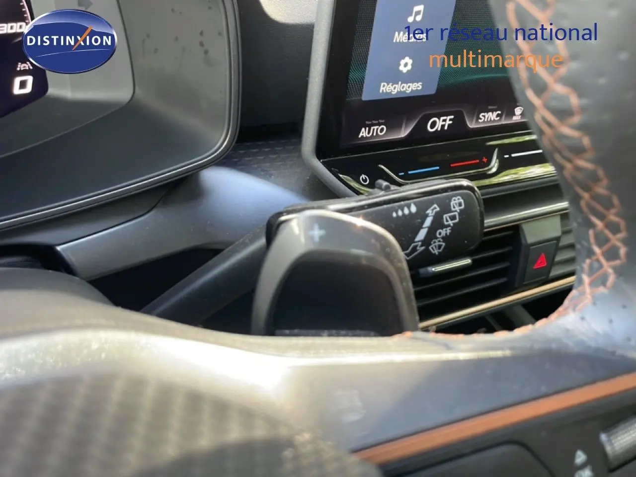 Gros plan intérieur sur le volant cuir noir et la commande de régulateur dans une CUPRA Formentor blanc neige métal 2025.