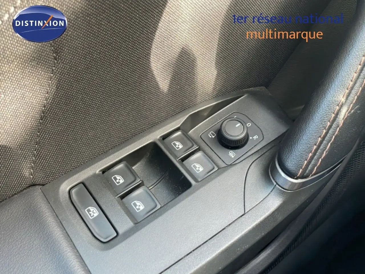 Gros plan sur les commandes de lève-vitres et réglage des rétroviseurs côté conducteur d’un CUPRA Formentor blanc neige métal.