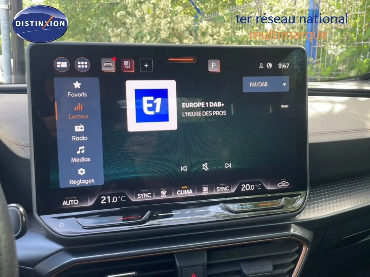 Écran tactile central du tableau de bord du CUPRA Formentor blanc neige, affichant la radio Europe 1 en mode DAB+.