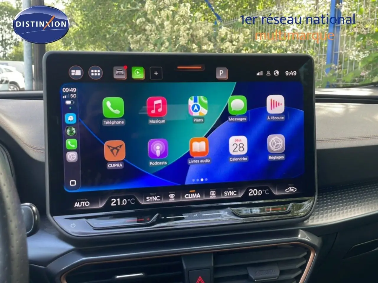 Écran tactile central affichant l'interface multimédia dans l'habitacle d'une CUPRA Formentor 2.0 TDI blanc neige.
