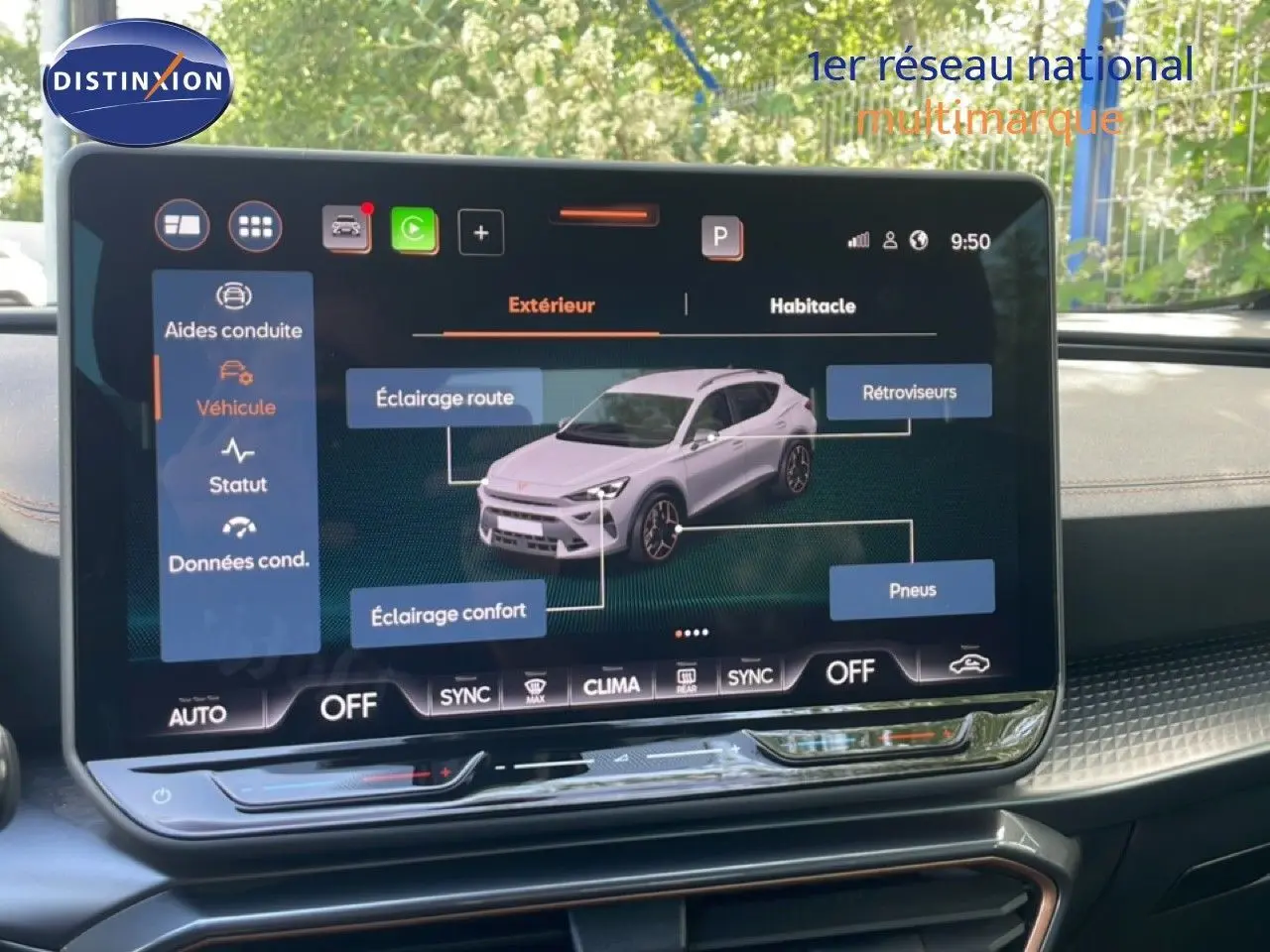 Écran tactile intérieur montrant une vue 3/4 avant du CUPRA Formentor blanc neige métal avec indications techniques.