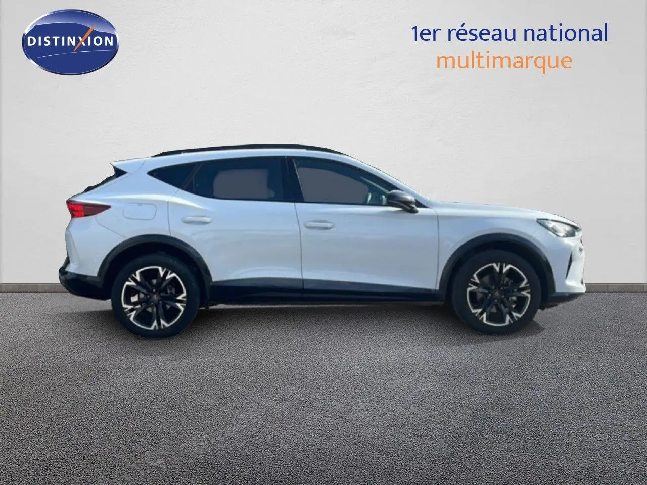 Vue de profil côté gauche d'un CUPRA Formentor blanc neige métal avec jantes bi-ton et vitres teintées.