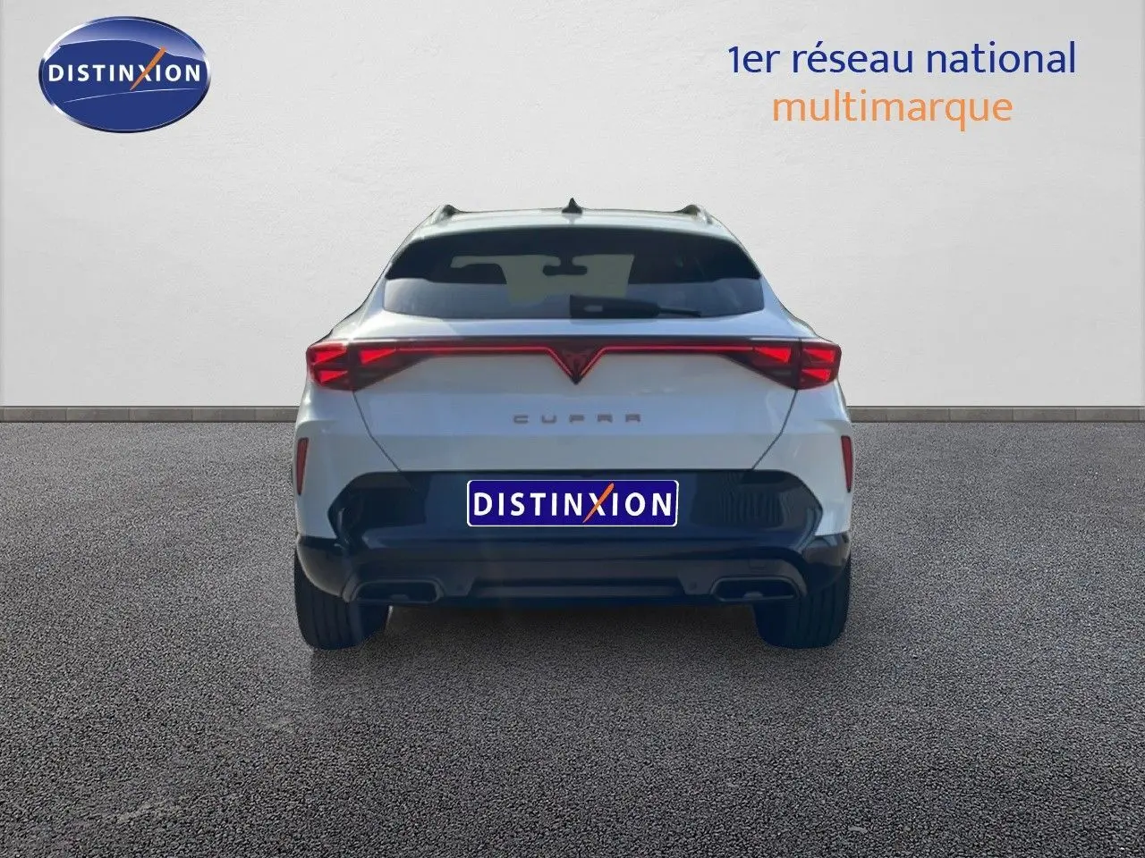 Vue arrière d'une CUPRA Formentor blanc neige métal 2025 avec feux LED et double sortie d'échappement noire.