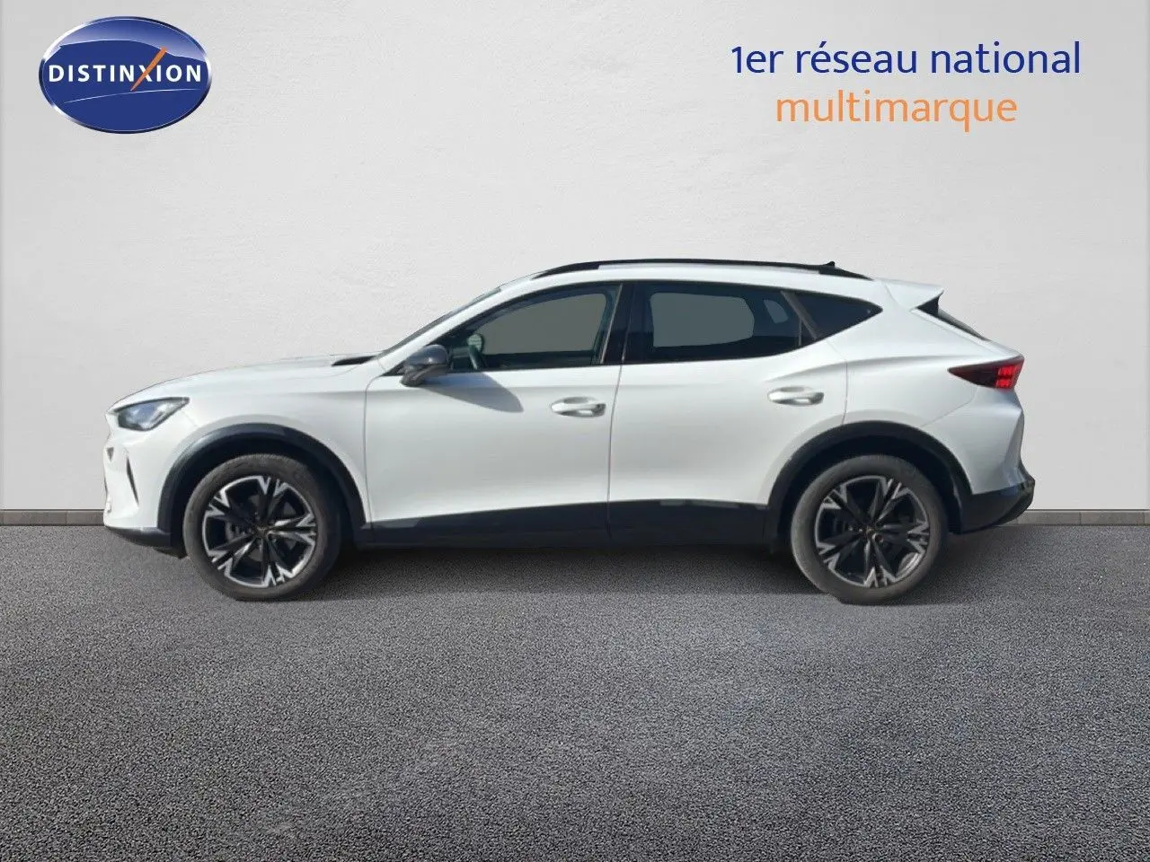 Profil côté gauche d'un CUPRA Formentor blanc neige métal 2025 avec jantes noires bicolores et lignes sportives.