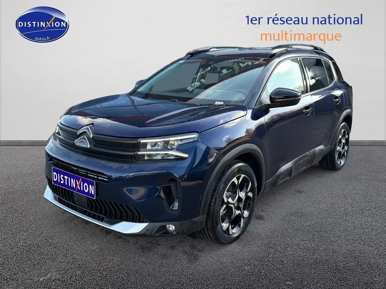 Citroën C5 Aircross bleu eclipse en 3/4 avant droit avec jantes alu et toit noir brillant.