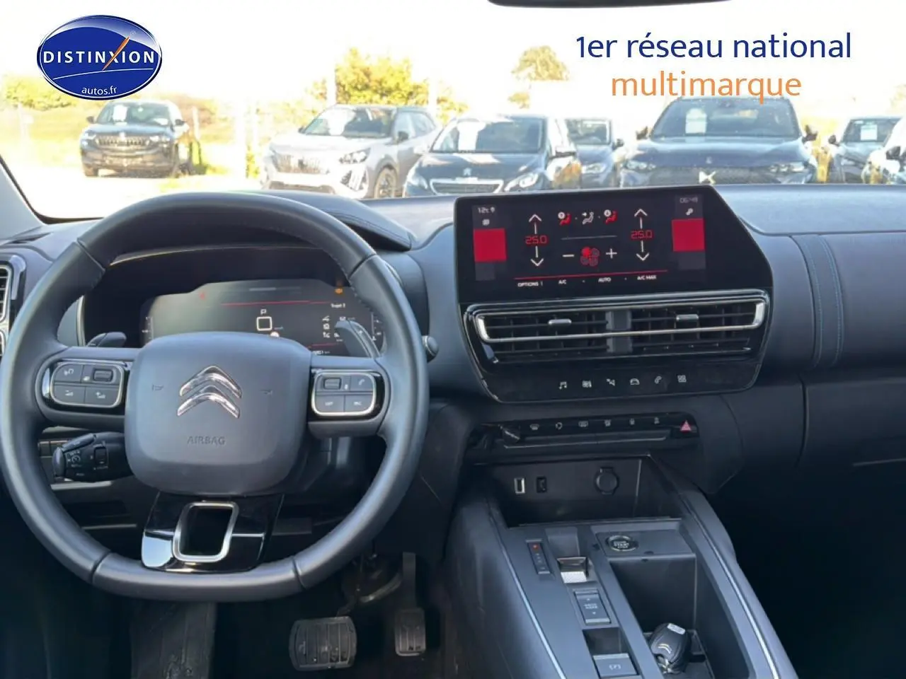 Vue intérieure du tableau de bord et volant du Citroën C5 Aircross bleu Eclipse, avec écran tactile central et commandes au volant.