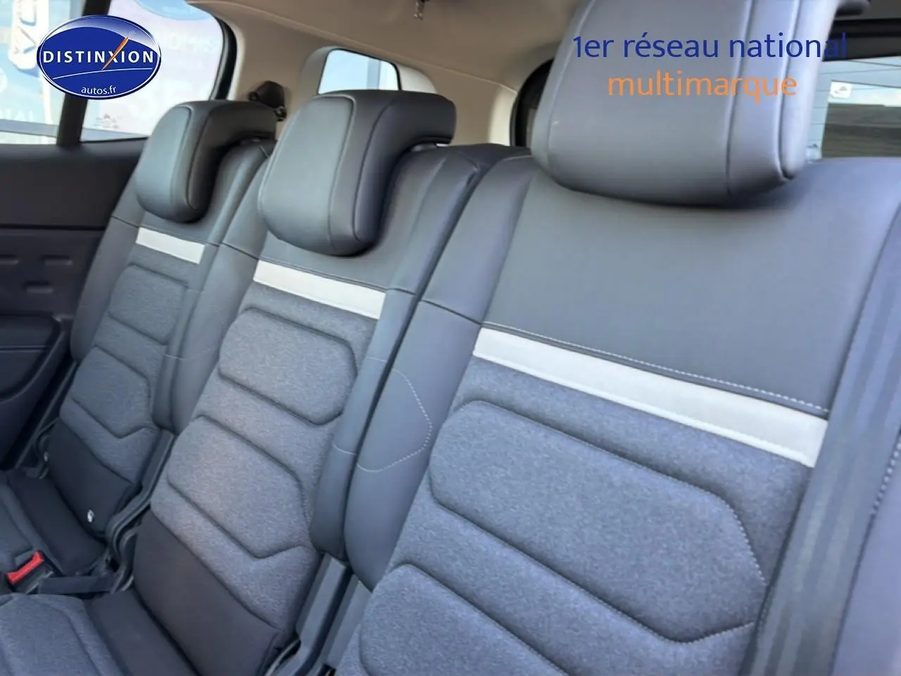 Vue rapprochée des sièges arrière gris et tissu du Citroën C5 Aircross 2025, montrant la banquette 3 places.