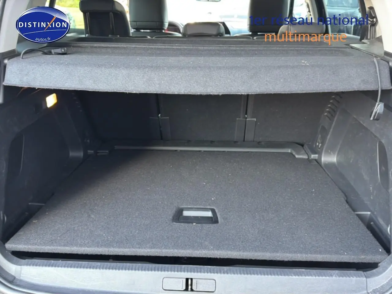 Vue du coffre ouvert du Citroën C5 Aircross bleu eclipse, montrant le plancher de coffre mobile et la plage arrière.