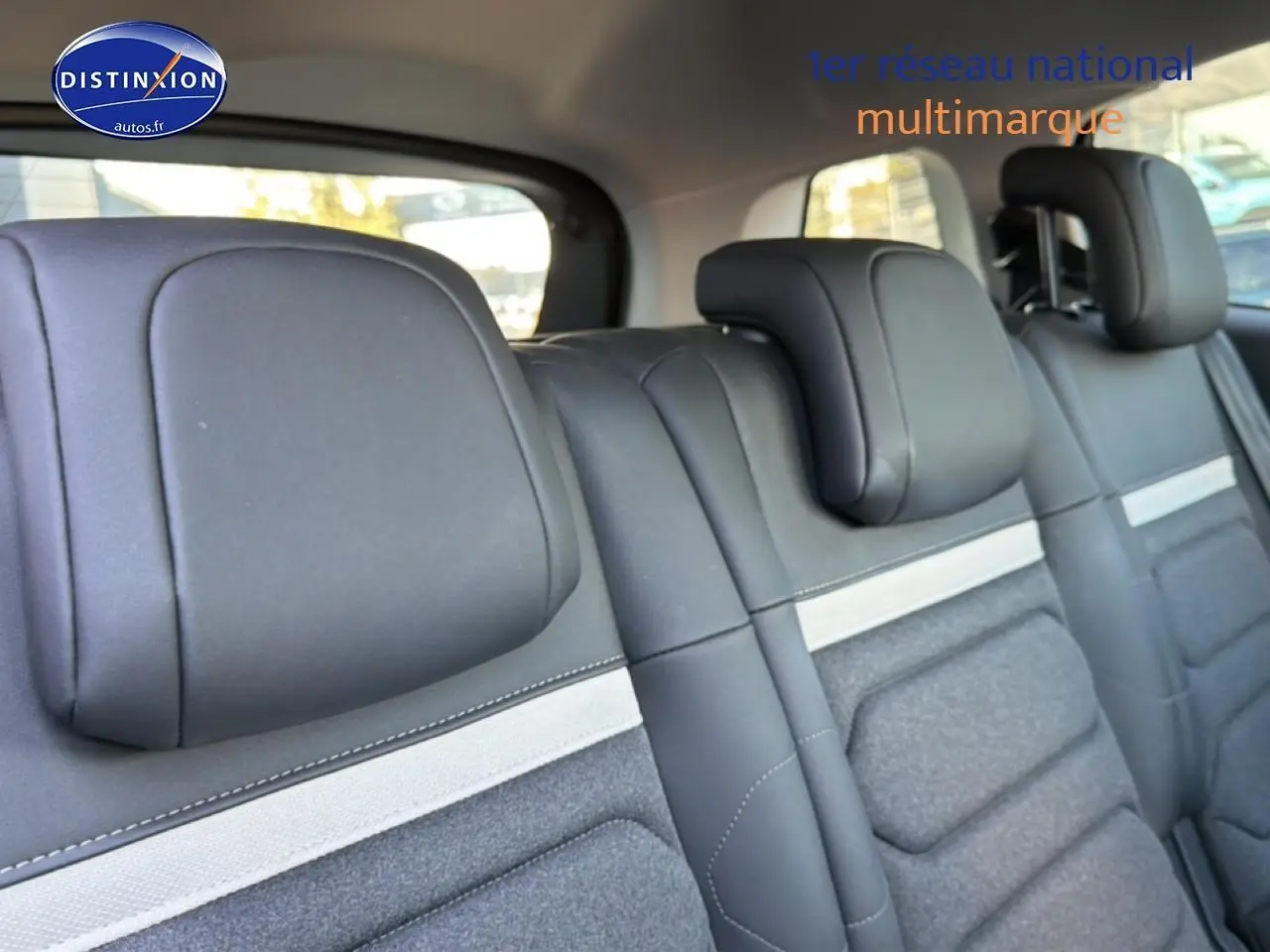 Vue intérieure sur la banquette arrière en cuir noir et tissu gris du Citroën C5 Aircross 2025.