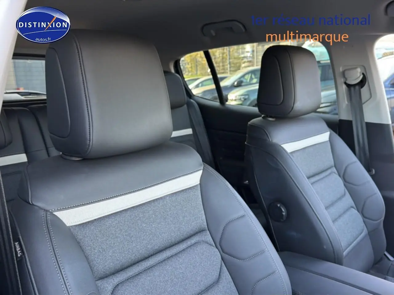 Vue intérieure rapprochée des sièges avant gris avec détails en tissu clair du Citroën C5 Aircross 2025.