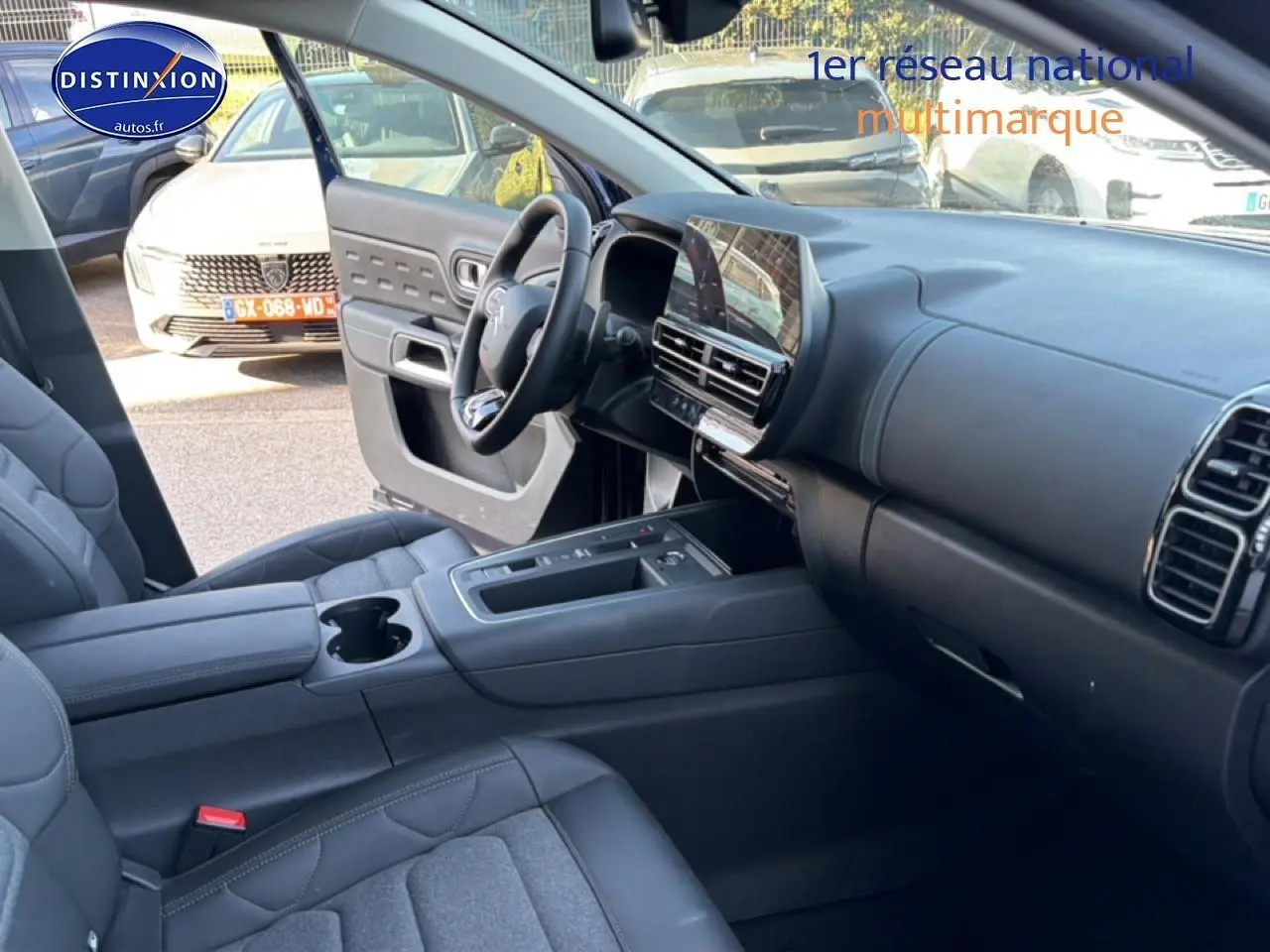 Intérieur noir du Citroën C5 Aircross 2025 vu côté conducteur avec tableau de bord et écran tactile.