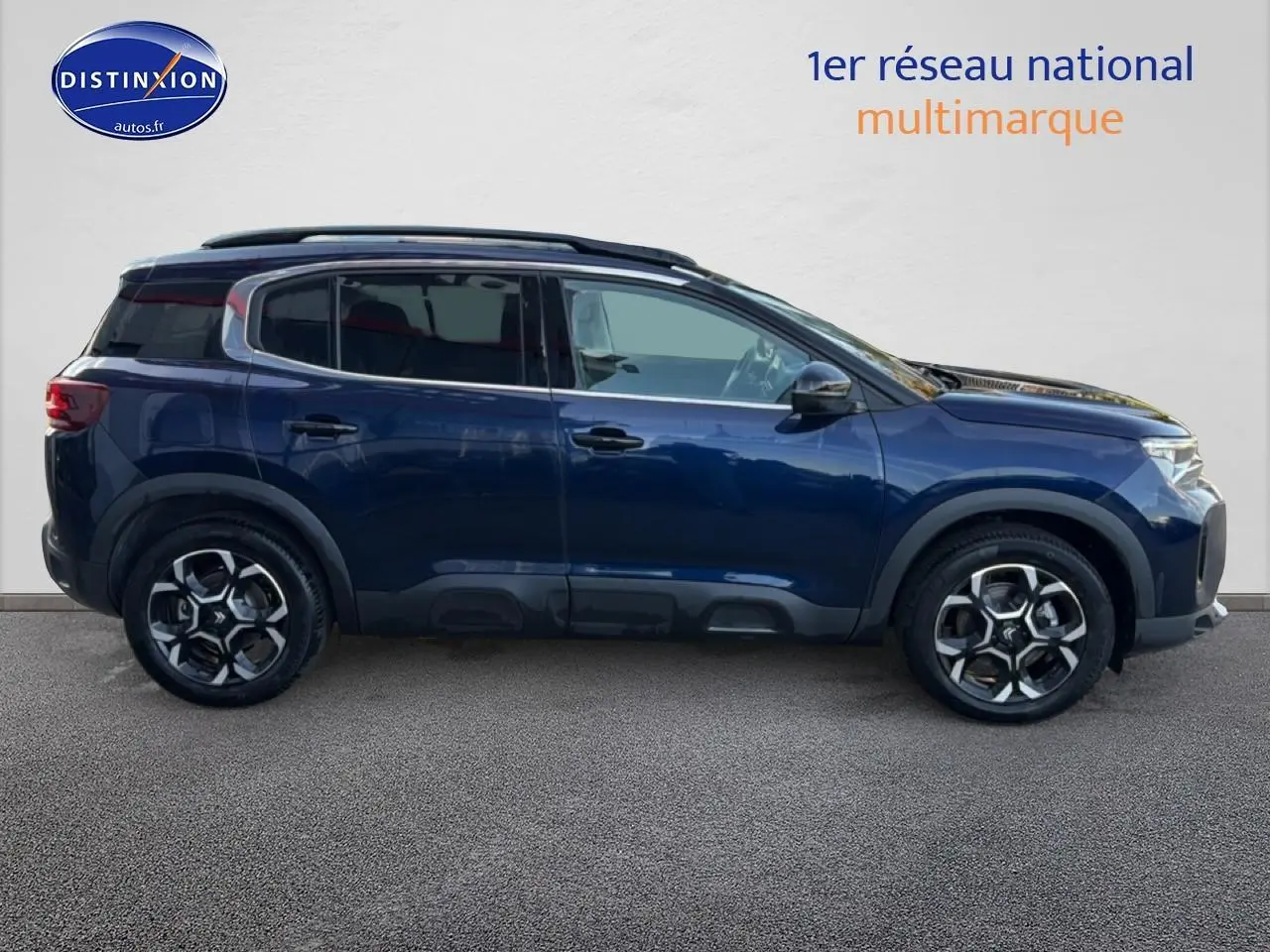 Profil droit d'un Citroën C5 Aircross 2025 bleu eclipse avec jantes alu et vitres teintées.