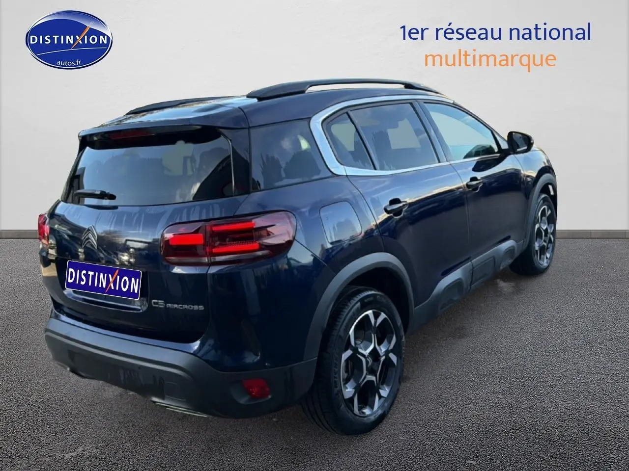 Vue 3/4 arrière droite du Citroën C5 Aircross bleu eclipse avec jantes alu et vitres teintées.