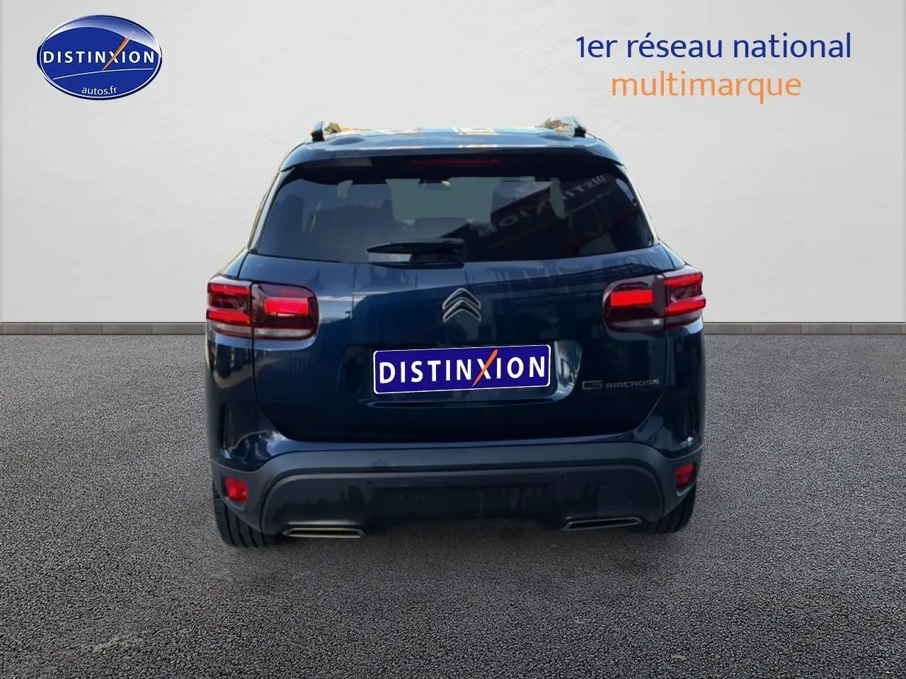 Vue arrière du Citroën C5 Aircross bleu eclipse 2025 avec feux LED et double sortie d’échappement visible.