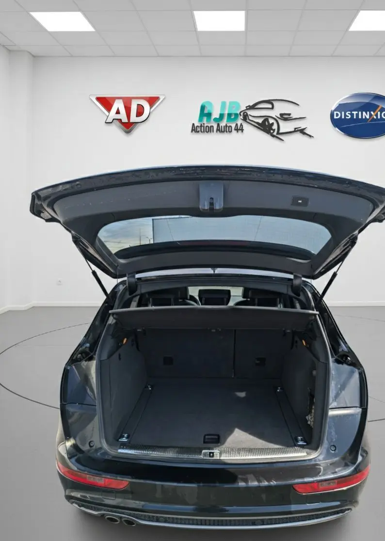 Vue arrière d’un Audi Q5 noir 2012 avec hayon ouvert montrant le coffre vide et l’intérieur sombre.