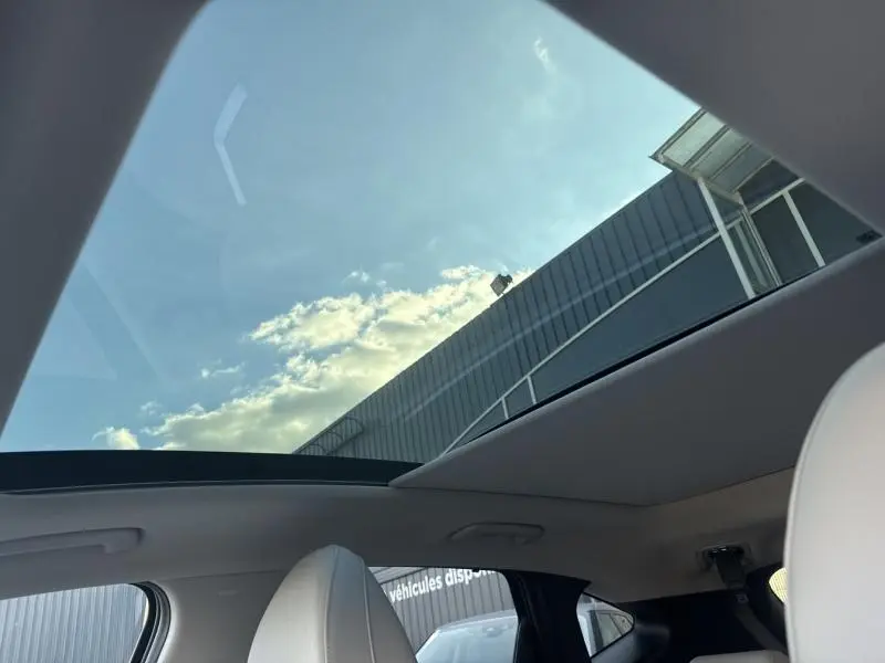 Toit panoramique en verre du Hyundai Tucson 2021 Teal Blue Métal vu de l'intérieur côté arrière droit.