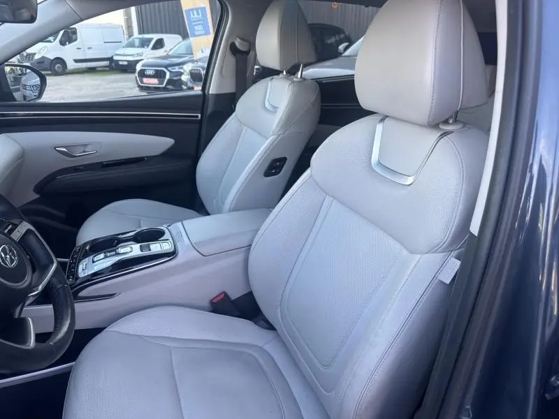Vue intérieure côté gauche sur les sièges avant cuir gris clair du Hyundai Tucson 2021 Teal Blue Métal.